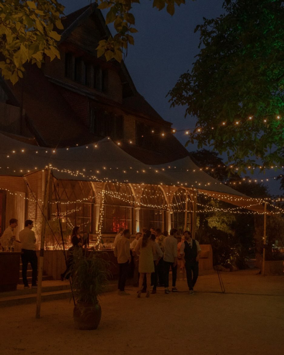 Sfeer in Les Jardins bij avond