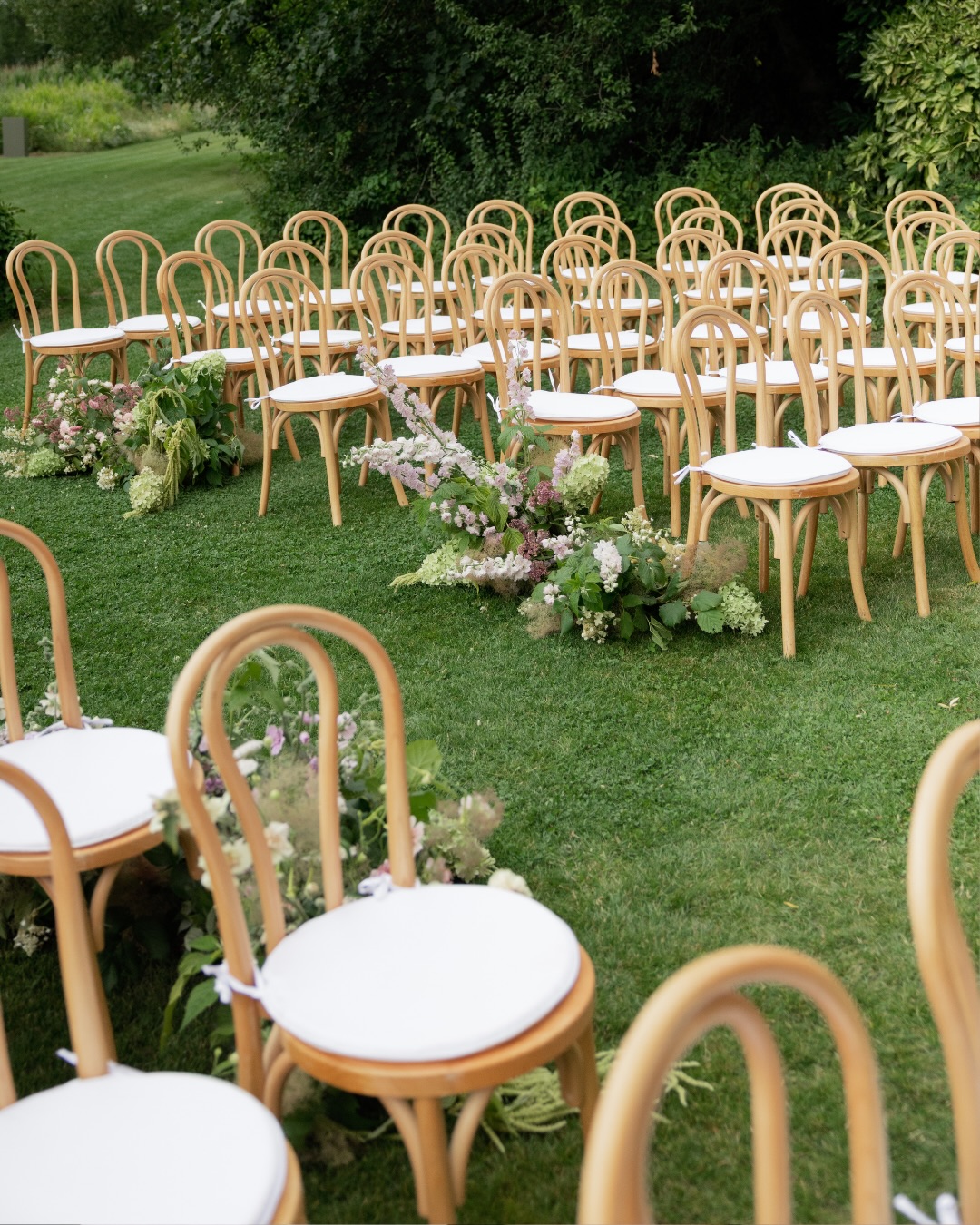 Ceremoniestoelen op het gras