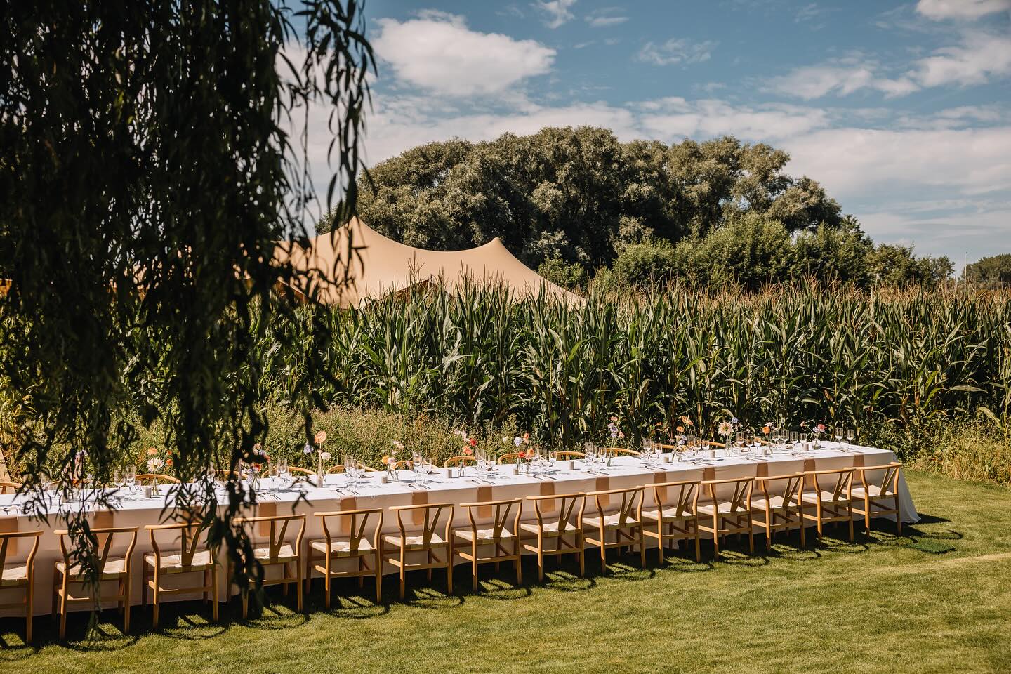 Lange tafel in de tuin
